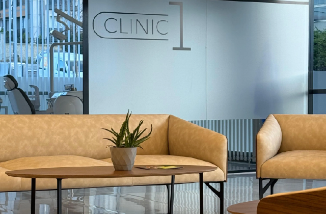Silivri Özel Sinan Çavuş Diş Polikliniği'nin ileri teknoloji implant ve cerrahi operasyonlarının yapıldığı modern ve hijyenik klinik iç görünümü.