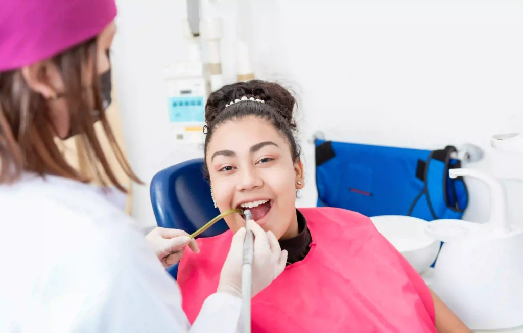 Silivri diş çekimi işlemi – Dr. Sinan Çavuş Diş Kliniği — Özel Sinan Çavuş Diş Kliniği'nde ağız sağlığının korunması ve erken teşhis amacıyla uygulanan rutin muayene ve tedavi süreçleri.