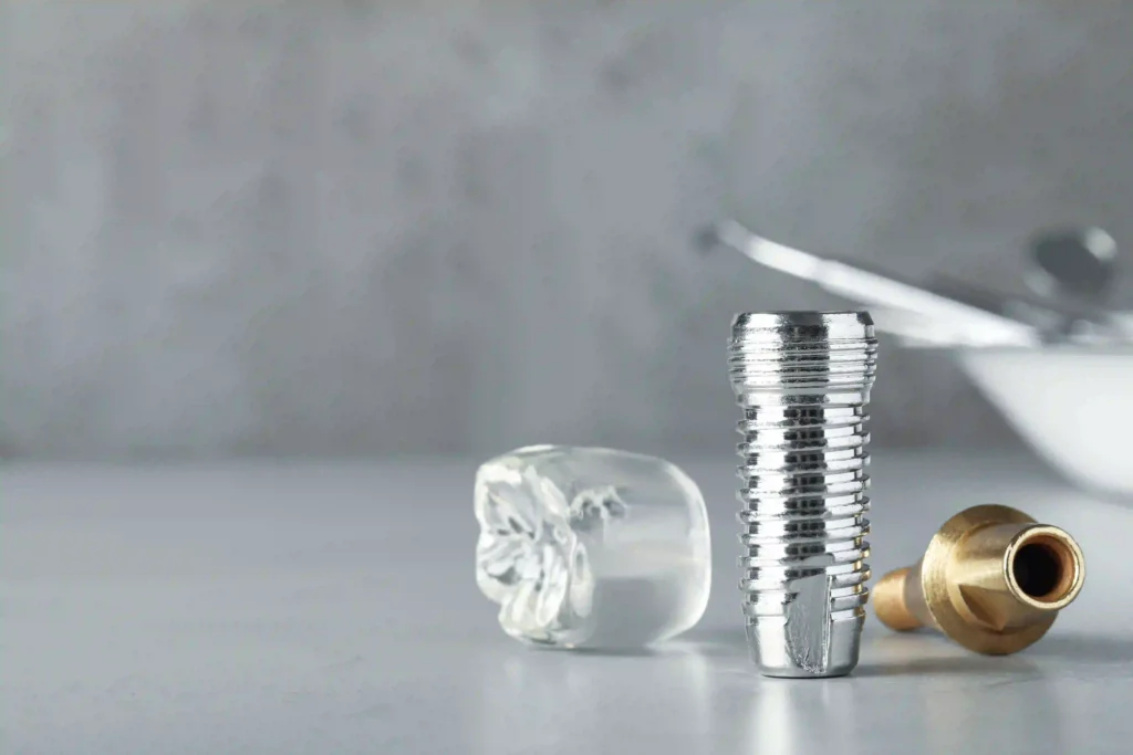 Eksik dişlerin yerine yerleştirilen titanyum vidalar üzerine sabitlenen, çiğneme konforu ve doğal estetik sağlayan implant üstü protez (vidalı diş) restorasyonları.