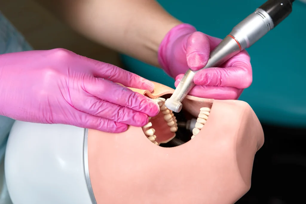Silivri'de tam veya kısmi diş eksikliklerinde hastanın yüz anatomisine ve çiğneme fonksiyonuna özel olarak hazırlanan doğal görünümlü hareketli diş protezi uygulamalarını yürüten Uzman Diş Hekimi Sinan Çavuş. protez diş tedavisi dr. sinan çavuş
